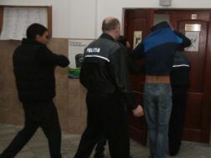 Unul dintre tinerii arestaţi pentru tentativa de plasare de droguri a fost eliberat ieri, iar ceilalţi trei sunt pe cale să părăsească şi ei arestul Poliţiei Suceava