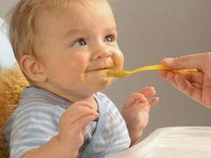 Studiu nou: Bebeluşii pot primi alimente solide şi înainte de şase luni