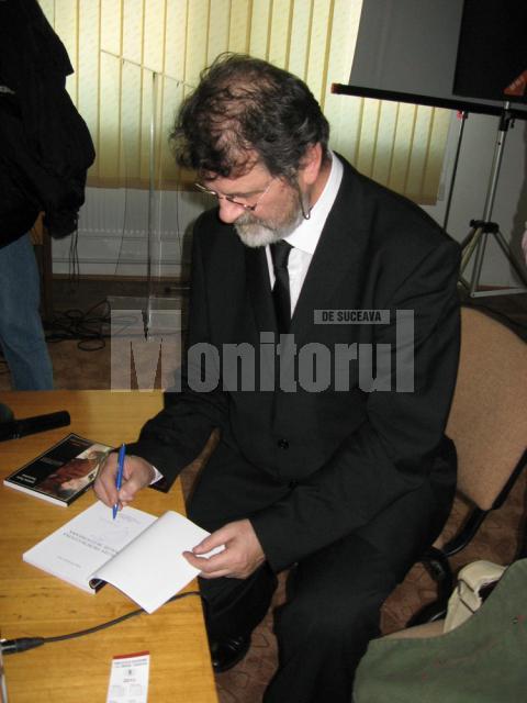 Mihai Pânzaru PIM oferind autografe