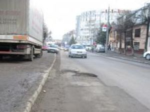 Capcane pentru şoferi: Mii de gropi pe străzile Sucevei, de la primul dezgheţ