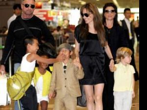 Angelina Jolie împreună cu Maddox, Pax, Zahara (în stânga imaginii) şi Shiloh (în dreapta)