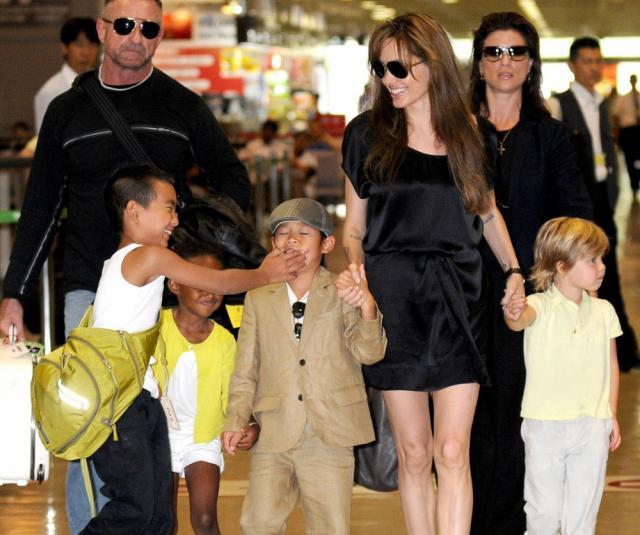 Angelina Jolie împreună cu Maddox, Pax, Zahara (în stânga imaginii) şi Shiloh (în dreapta)