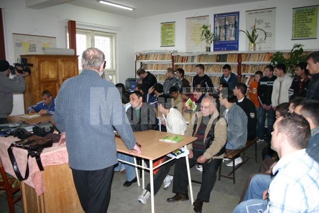 Lazăr, în primul rând, la festivitatea de încheiere a anului şcolar 2007-2008 din Penitenciarul Botoşani
