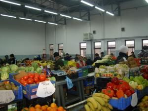 Privire de ansamblu: Aceleaşi alimente au preţuri de peste două ori mai mari în unele pieţe şi târguri din ţară