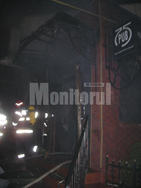 Restaurantul din Iaşi a fost cuprins de un incendiu devastator, soldat cu deces şi o persoană rănită