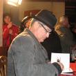 Mircea Dinescu oferind autografe