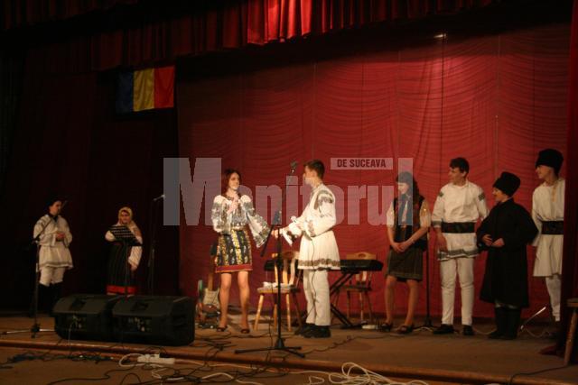 Artiştii Ansamblului „Ciprian Porumbescu” şi elevii Colegiului „Petru Muşat”, pe aceeaşi scenă, de Ziua Unirii