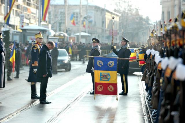 Şeful statului a fost huiduit puternic şi fluierat de mulţime şi în momentul în care i-a fost prezentat onorul. Foto: Sorin LUPŞA