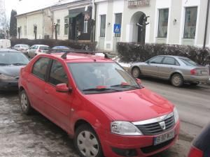 Autoturismul în care se afla bărbatul urmărit, pe strada Mihai Viteazul din municipiul Suceava