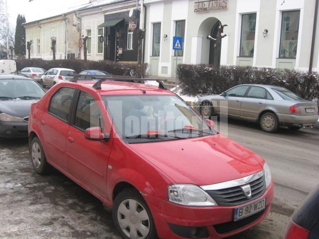 Autoturismul în care se afla bărbatul urmărit, pe strada Mihai Viteazul din municipiul Suceava