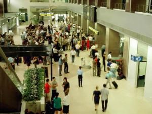 Angajaţii Serviciului de handling al Aeroportului Suceava vor asigura şi siguranţa aeroportuară