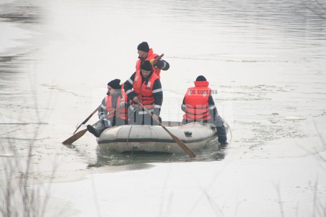 Pompierii căuta trupul neînsulfetit al minorului sub sloiurile de gheaţă