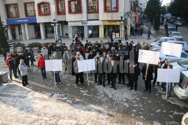 Protest: Aproape 100 de social democraţii suceveni au pichetat sediul PDL Suceava