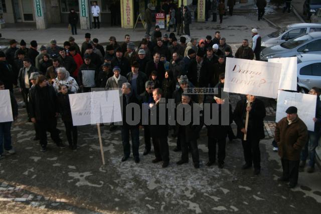 Aproape o sută de social-democraţi suceveni au pichetat în cursul zilei de ieri sediul PD-L Suceava