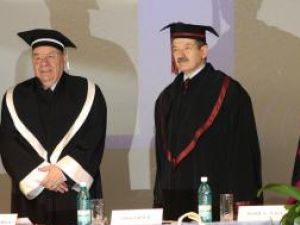 Universitarul Andrei Marga şi rectorul Universităţii Suceava, Adrian Graur, la ceremonia de acordare a titlului de Doctor Honoris Causa