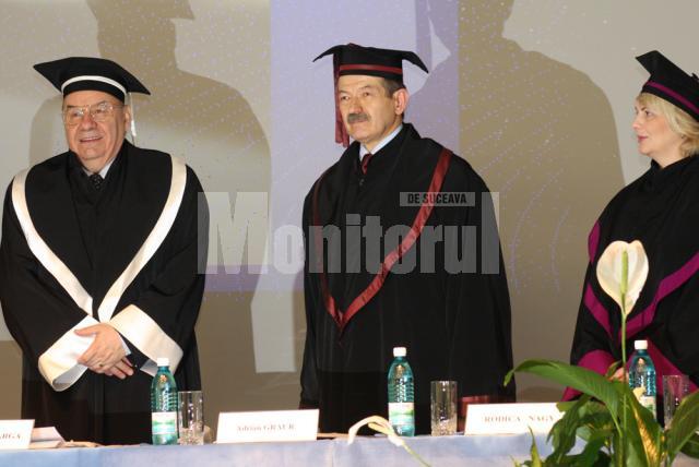 Universitarul Andrei Marga şi rectorul Universităţii Suceava, Adrian Graur, la ceremonia de acordare a titlului de Doctor Honoris Causa
