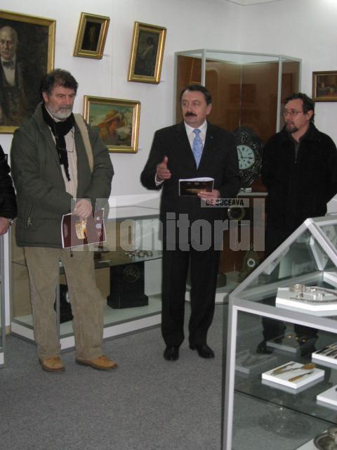 Vicepreşedintele CJ Suceava, Vasile Ilie,mulţumindu-le colecţionarilor pentru efortul de a aduna obiecte de valoare