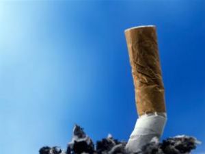 Vârsta medie la care majoritatea fumătorilor renunţă la tutun este de 27 de ani