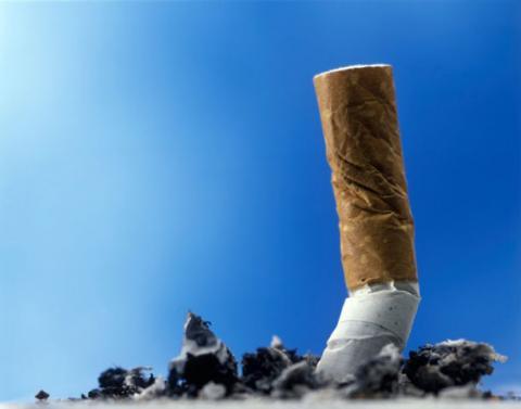 Vârsta medie la care majoritatea fumătorilor renunţă la tutun este de 27 de ani