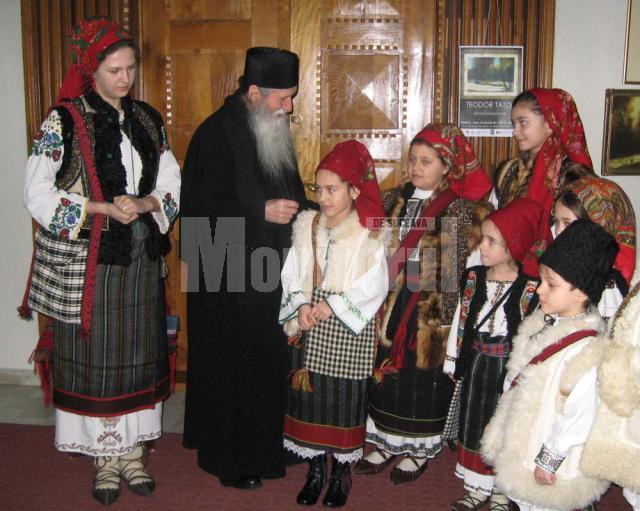 ÎPS Pimen înconjurat de copii Ansamblului Folcloric Balada Bucovinei