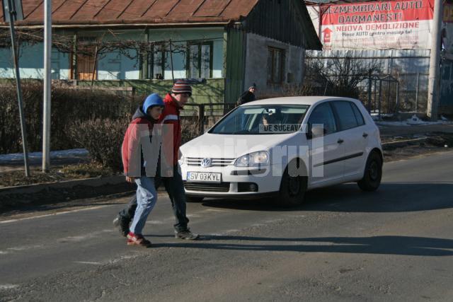 Copiii trec cu mare greutate strada