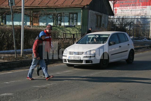 Copiii trec cu mare greutate strada