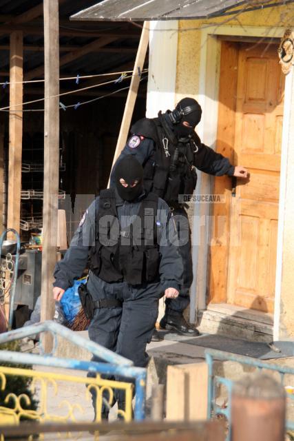 UPDATE: 17:05 - 77 de poliţişti de frontieră şi vameşi de la Siret, reţinuţi de procurorii DNA