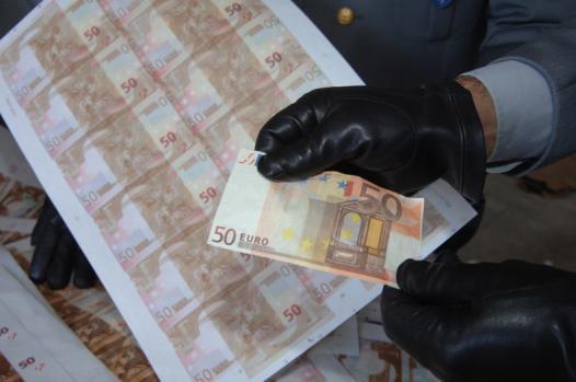 Mii de euro falşi sunt plasaţi anual pe piaţa din judeţul Suceava Foto: vestic.ro