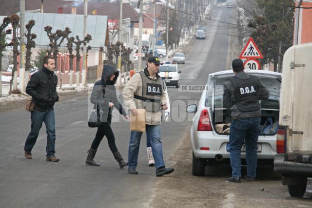 Anchetatorii au ridicat probe din casele suspecţilor