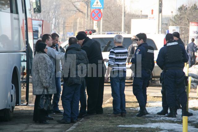 O parte dintre suspecţi, la uşa autocarului cu care au fost duşi la Bucureşti