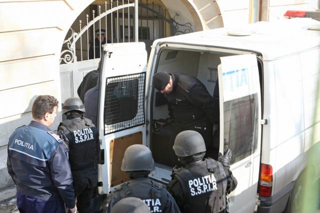 59 de poliţişti de frontieră şi vameşi ridicaţi de la Punctul de Trecere a Frontierei Siret, audiaţi de DNA, arestaţi de Curtea de Apel Bucureşti Foto: Adevărul