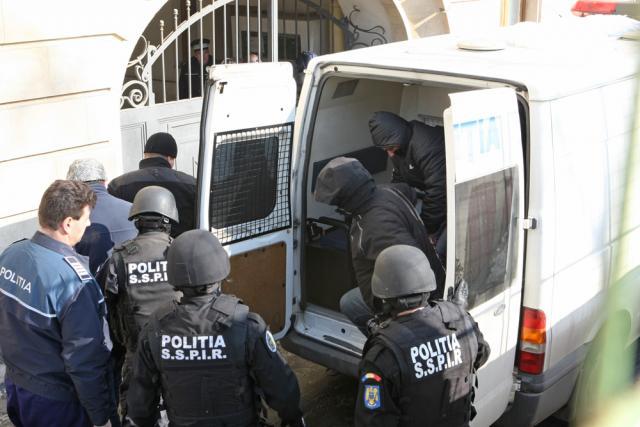 59 de poliţişti de frontieră şi vameşi ridicaţi de la Punctul de Trecere a Frontierei Siret, audiaţi de DNA, arestaţi de Curtea de Apel Bucureşti Foto: Adevărul
