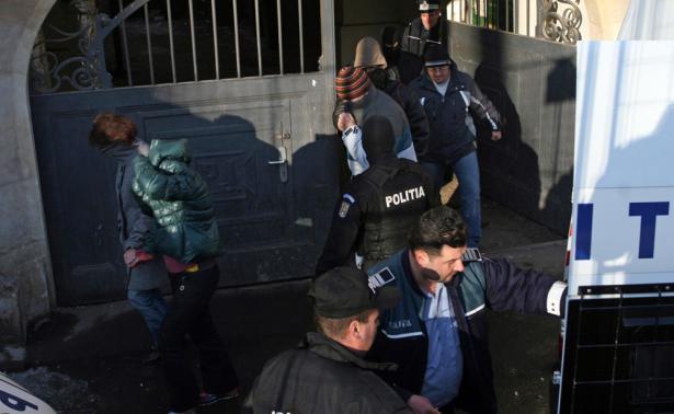 59 de poliţişti de frontieră şi vameşi ridicaţi de la Punctul de Trecere a Frontierei Siret, audiaţi de DNA, arestaţi de Curtea de Apel Bucureşti Foto: Mediafax