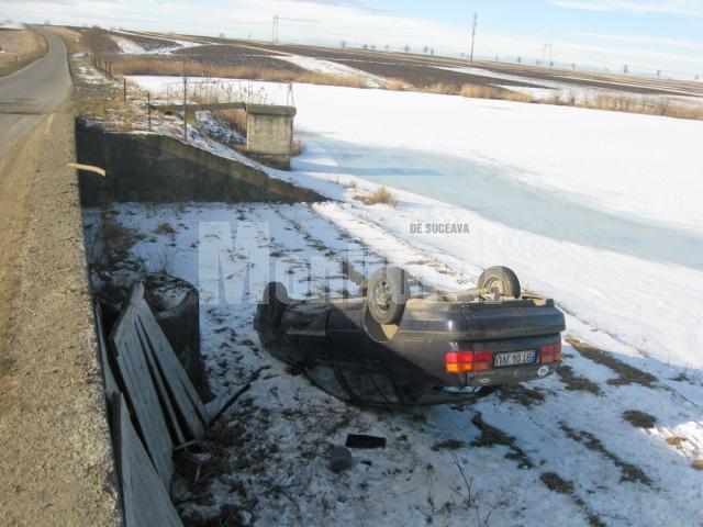 Maşina s-a răsturnat la marginea unui iaz de pe marginea drumului comunal Bosanci-Cumpărătura