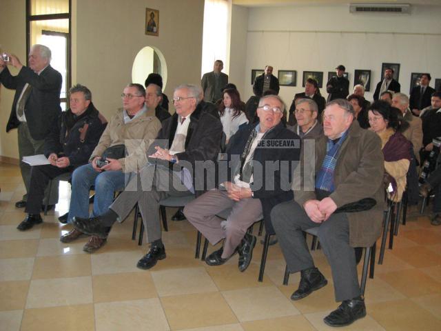 Participanţi la lansarea de carte de la Galeria de Artă din Rădăuţi