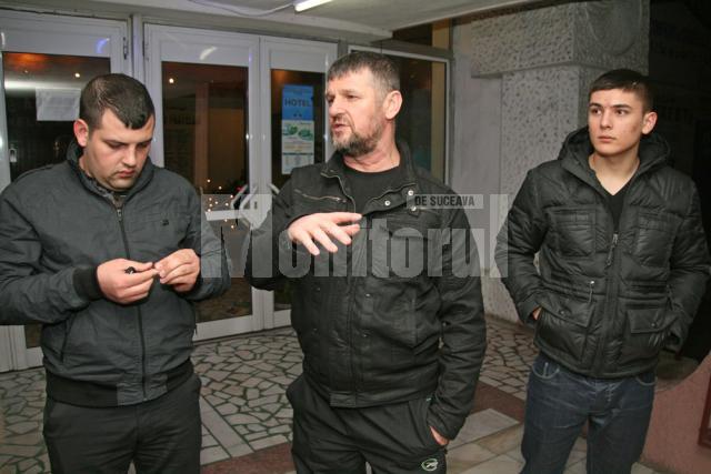 Cristian Tcaciuc, Severin Tcaciuc şi Severin Tcaciuc junior, în faţa Hotelului Bucovina