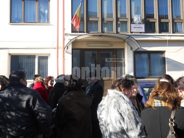 Au trecut la acţiune: Coadă la Parchetul Rădăuţi, unde profesorii au depus plângeri penale împotriva unor secretari de stat
