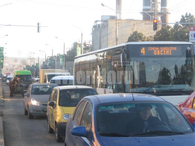 Neglijenţă: Cozi kilometrice pe Calea Unirii, din cauza angajaţilor Rosal