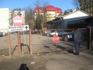 În curtea de pe strada Oituz a Poliţiei se găsesc autoturisme aproape abandonate de proprietari