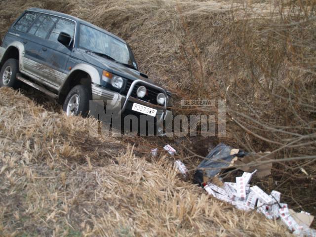 Şoferul unuia dintre autoturisme, un Mitsubishi de teren, a pierdut controlul volanului şi jeepul s-a răsturnat în pârâul “Rusului”