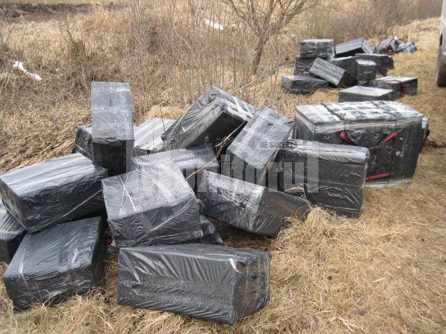 Poliţiştii de frontieră au descoperit 70 de baxuri învelite în folie neagră
