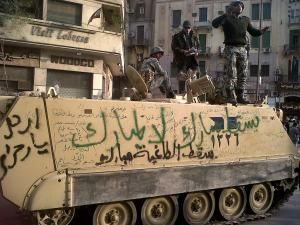 Armata egipteană a anunţat dizolvarea Parlamentului şi suspendarea Constituţiei