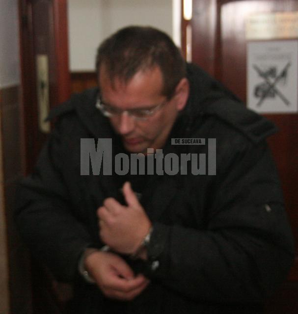 Agentul Dumitru Drelciuc, de la Poliţia Gura Humorului, a fost trimis în judecată, fiind acuzat de înşelăciuni cu taxa de poluare auto