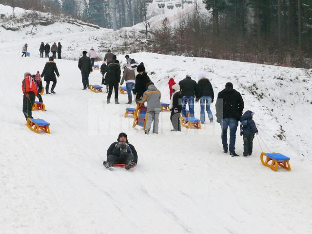 Distracţie de iarnă: Peste 6.000 de turişti au participat, în weekend, la Olimpiada Humorului