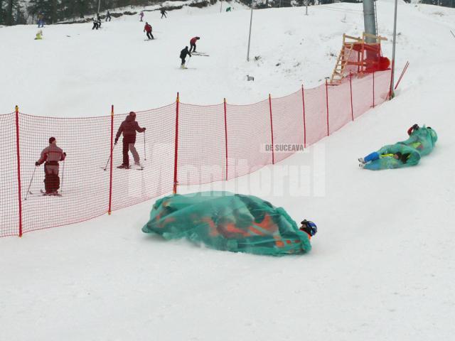 Distracţie de iarnă: Peste 6.000 de turişti au participat, în weekend, la Olimpiada Humorului