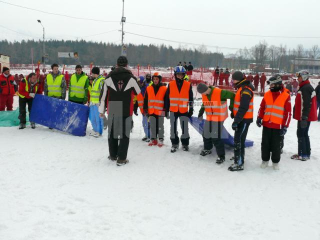 Distracţie de iarnă: Peste 6.000 de turişti au participat, în weekend, la Olimpiada Humorului