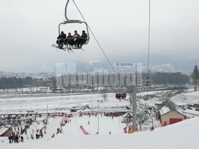 Distracţie de iarnă: Peste 6.000 de turişti au participat, în weekend, la Olimpiada Humorului