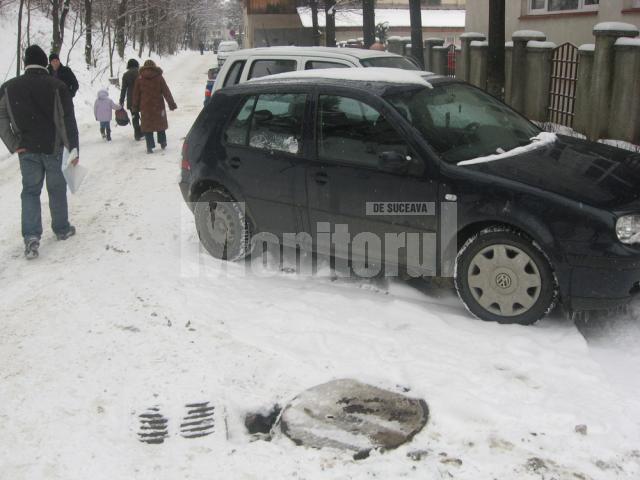 Porţiunea de asfalt este de o calitate foarte proastă, însă pericolul îl constituie două gropi adânci, formate în zona canalelor