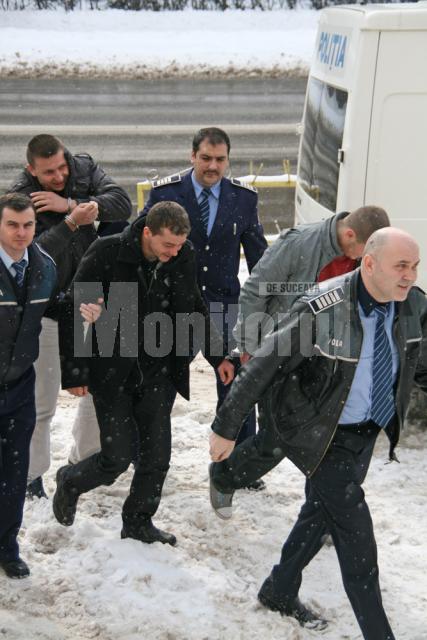 Zabalotnicu, Ciuntu şi Serediuc au fost aduşi, ieri, în jurul prânzului, la sediul Judecătoriei Suceava, procurorii cerând arestarea lor preventivă