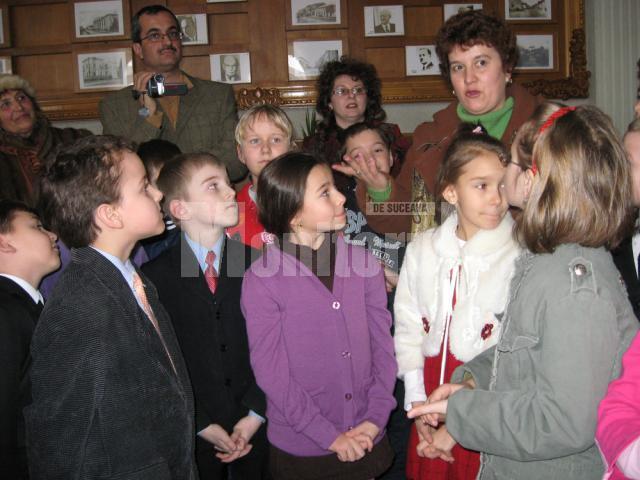 David Mihaiu împreună cu colegii de clasă şi învăţătoarea Marcela Cozma